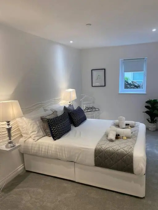 18 North Road Flat 2 by Mia Living Free Parking On Site