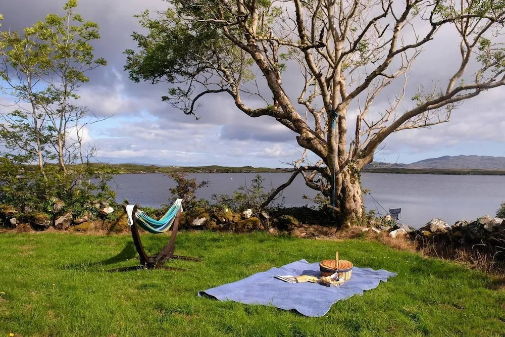 Leap Year Cottage by Lake Beaghcauneen in Clifden