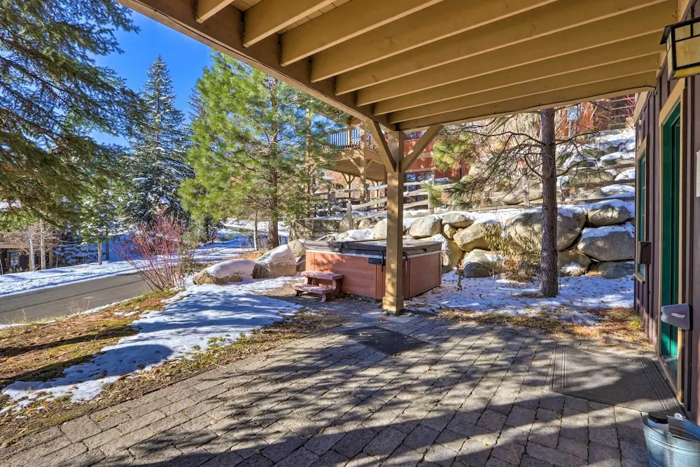 Ski-In/Ski-Out Donnelly Townhome w/ Hot Tub