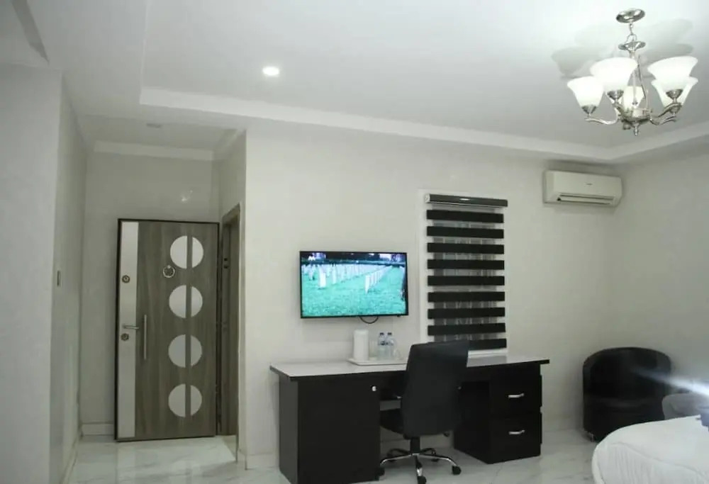 PoshLux Executive Hotel