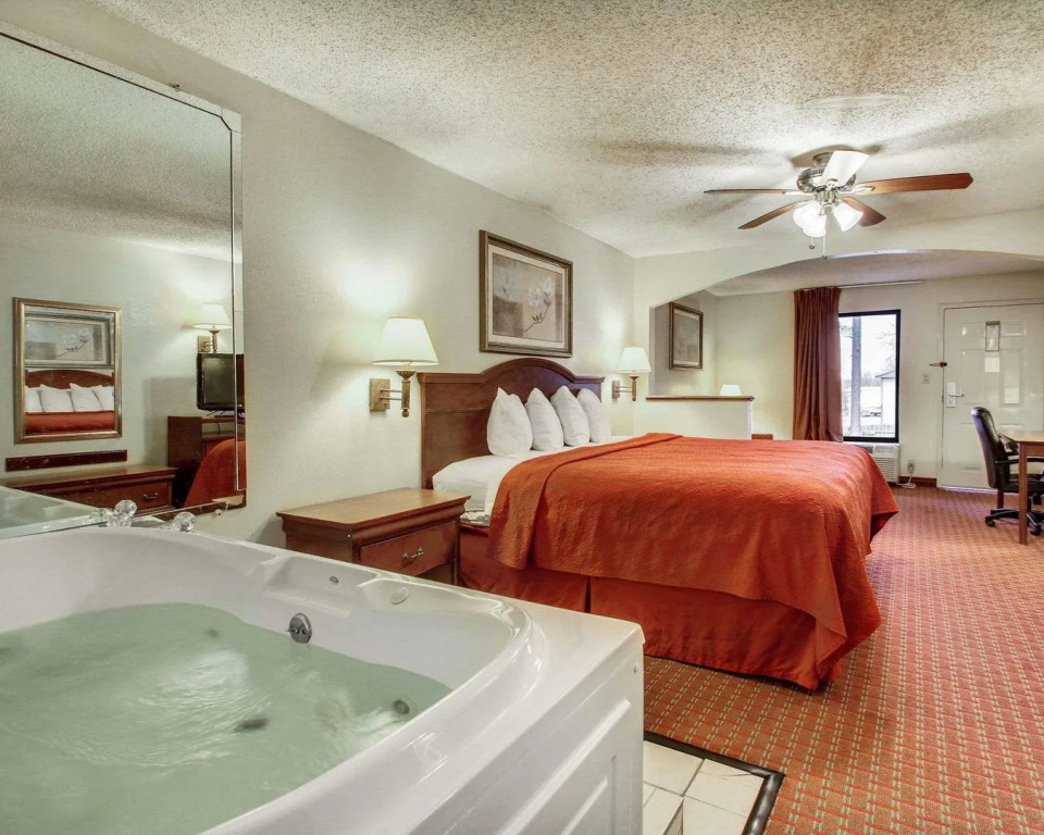 Quality Inn & Suites Clinton - Jackson West