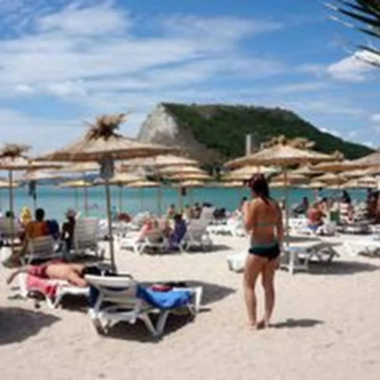Stunning Beach Apart-sleeps 5! Pool & Sea Views!