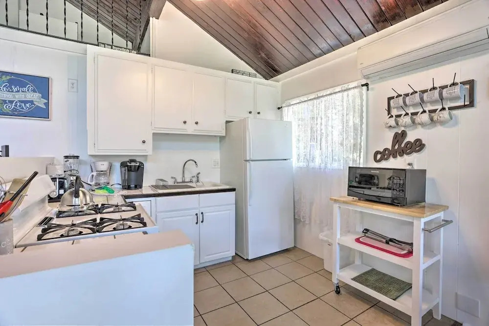 1 Mi to Lake Gregory: Mtn-view Cabin w/ Deck