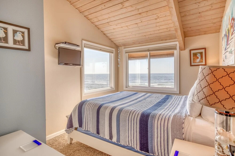 Breathtaking Ocean Views and Luxurious Comfort - Charming Beach Retreat