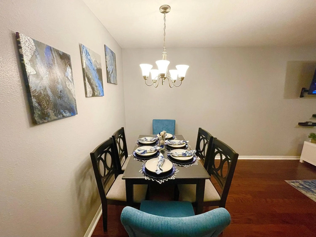 Entire Cozy 4 bed 3 bath Townhome near Disney!