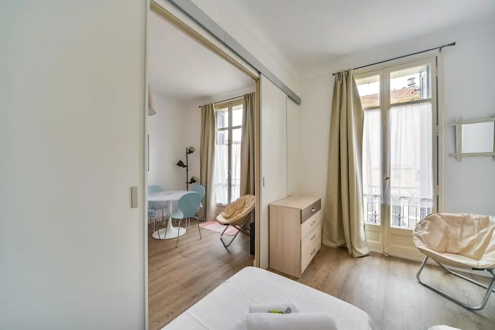 Henry IV Apartment 2