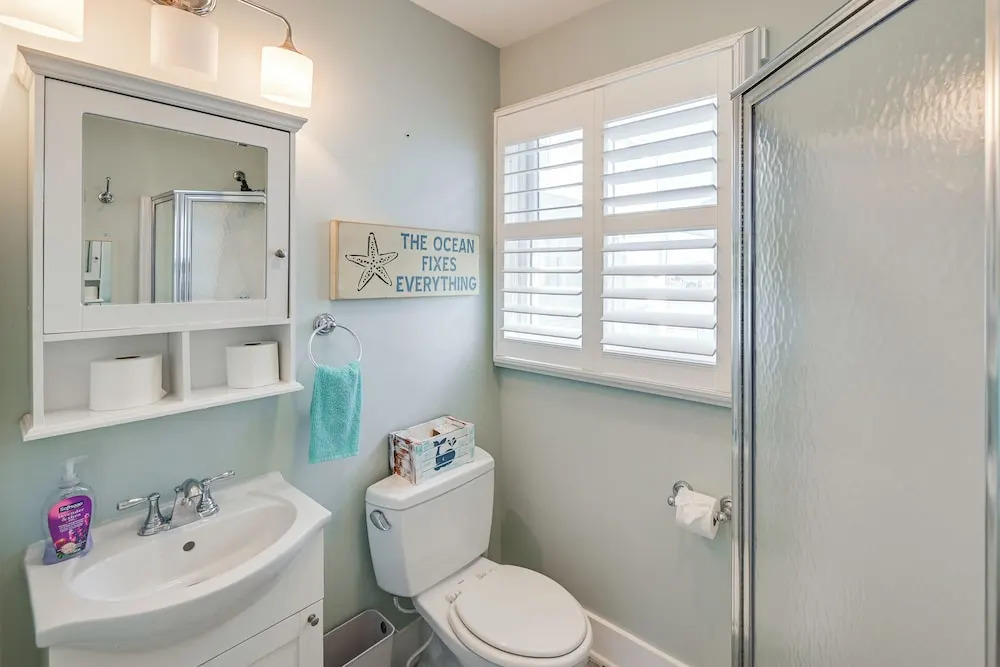 Walk to Bay Village, Beaches & More! Cozy Cottage