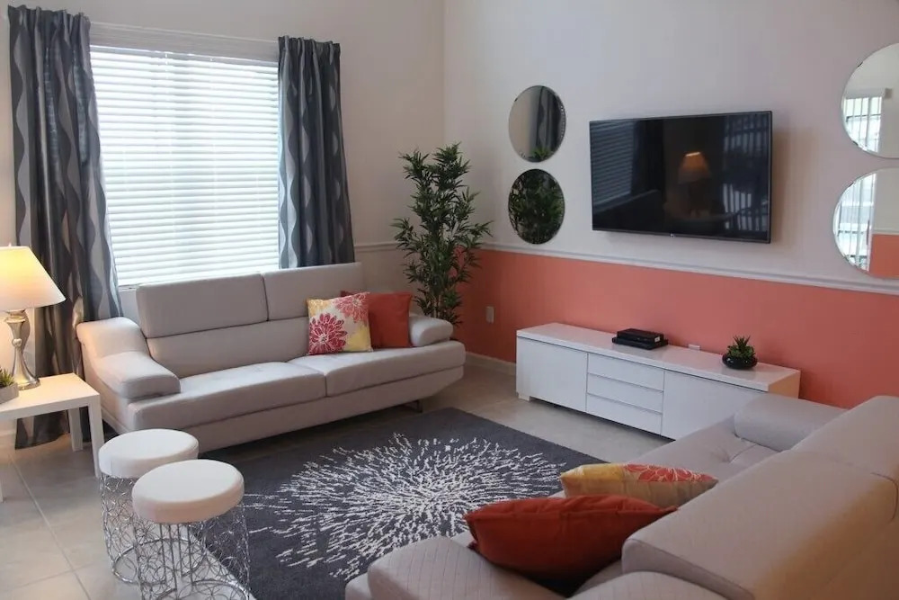 Beautiful 4 Bedroom Home Accommodates 10 Guests Home
