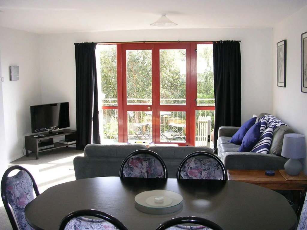 Les Troupes Apartments