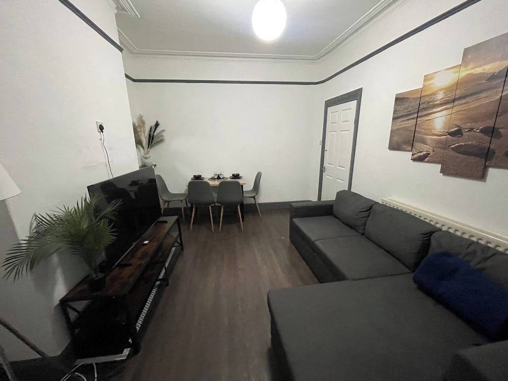 Large 4-bed Home, Free Parking, Near City Center