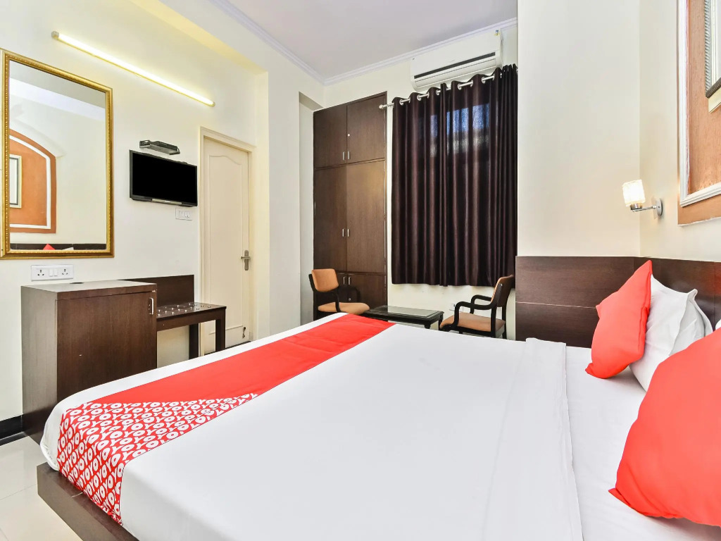 Oyo 33004 Hotel Candy Palace