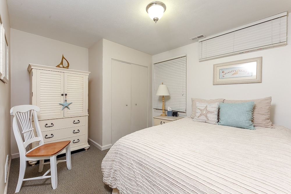 Beautiful 2 Bedroom Lakeside Condo at The Shores 5677