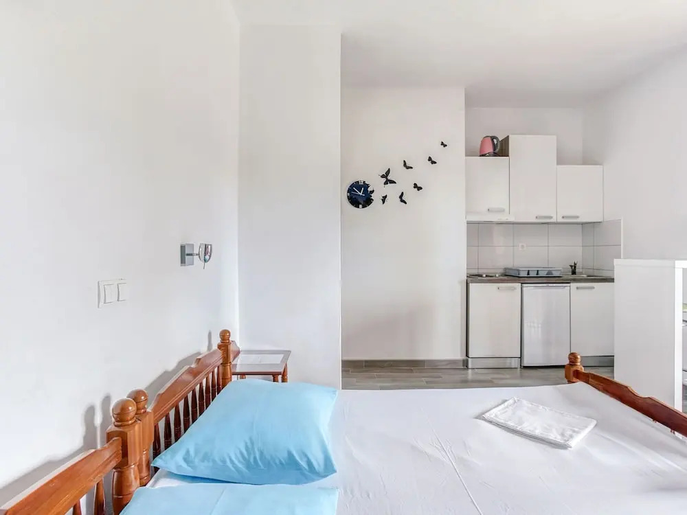 Simplistic Holiday Home in Sumartin near Sea Beach