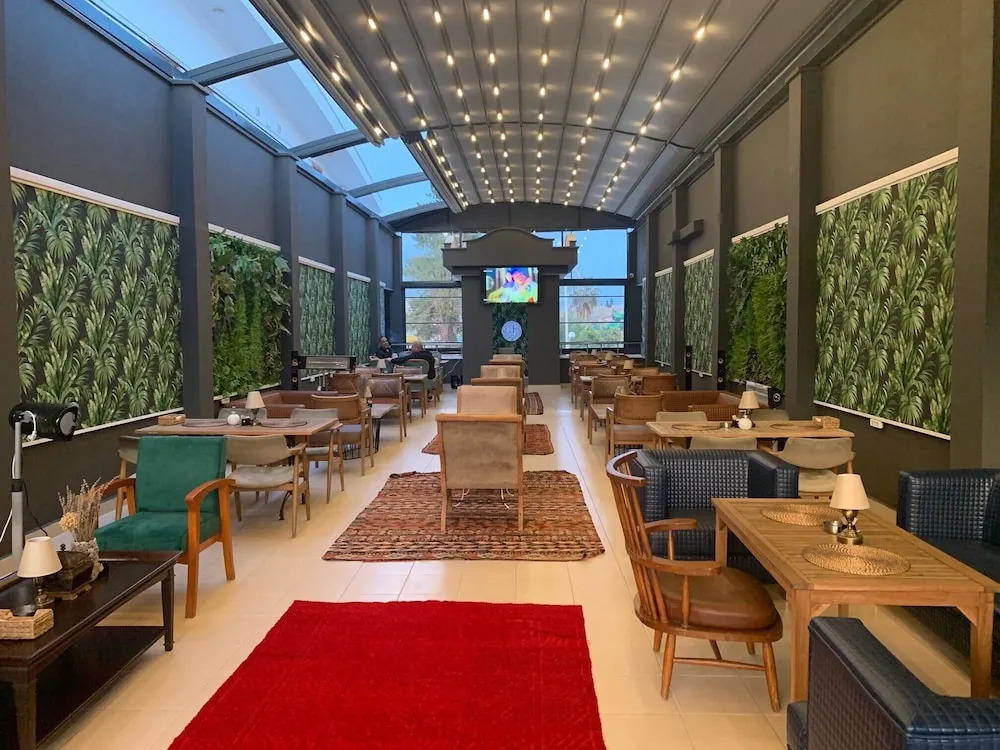 Esquire Hotel & Lounge