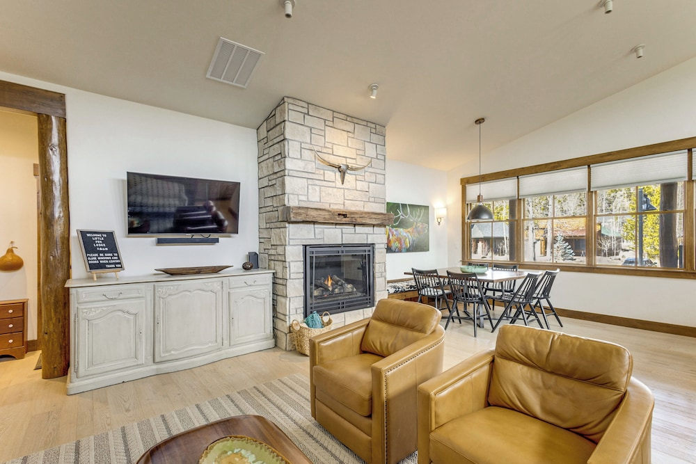 Mountain Views: Luxurious Grand Lake Escape!