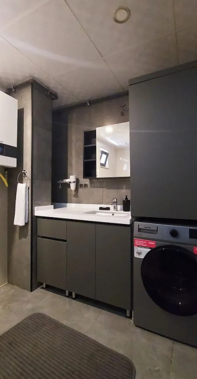 Professionally Maintained Spacious New Suites 2-2