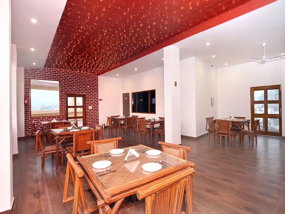 OYO 10330 Hotel Golden Brooks