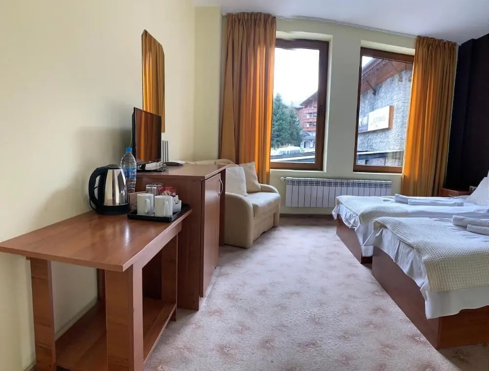 Room-granat Double Room 3- Next to Gondo
