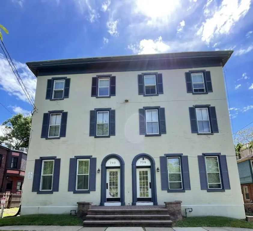 The Grayson at Park Place- Cozy and Fully Updated With King bed Free Coffee and Fast Wifi
