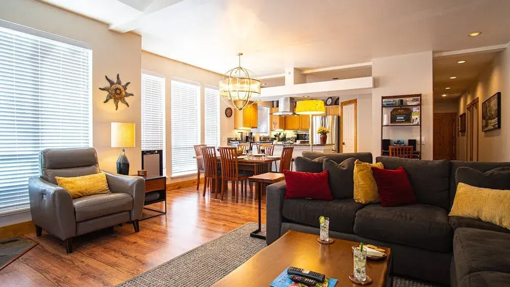 Snow Star Skylight - 3BD 3BA - Hot Tub, Gym, Walk to Ski!
