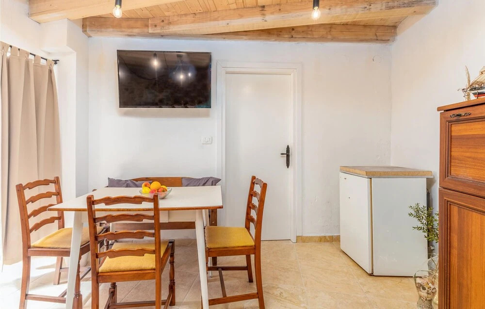 Beautiful Home in Divsici With Wifi and 4 Bedrooms