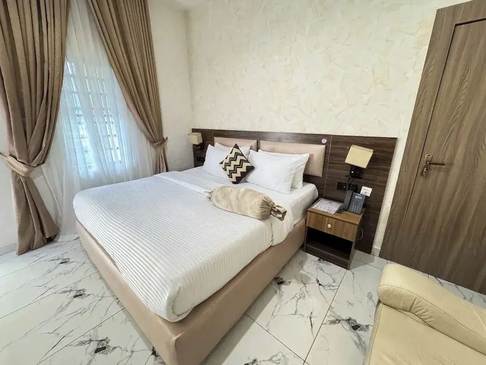 Silver Gate Hotel and Suites