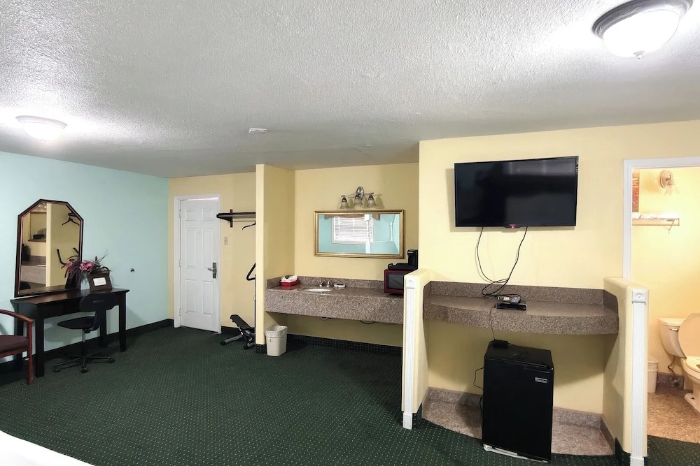 Sunset Lodge Elgin near US 290 by Hotel O