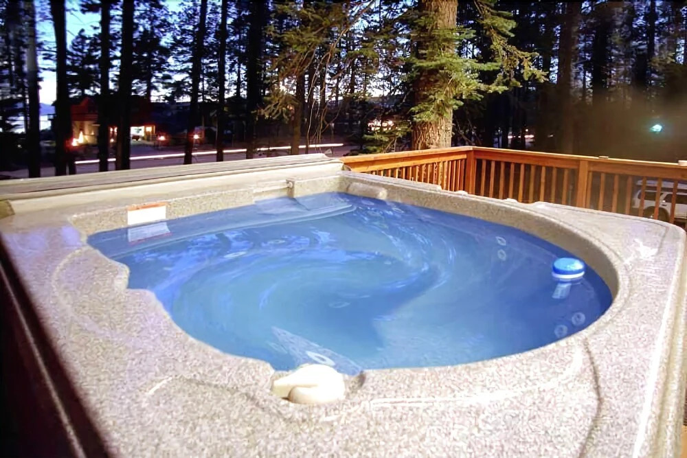 Walk to Lake! Large Home With Private Hot Tub, Yard Games and Lake Views! -sandy Shores Villa #182