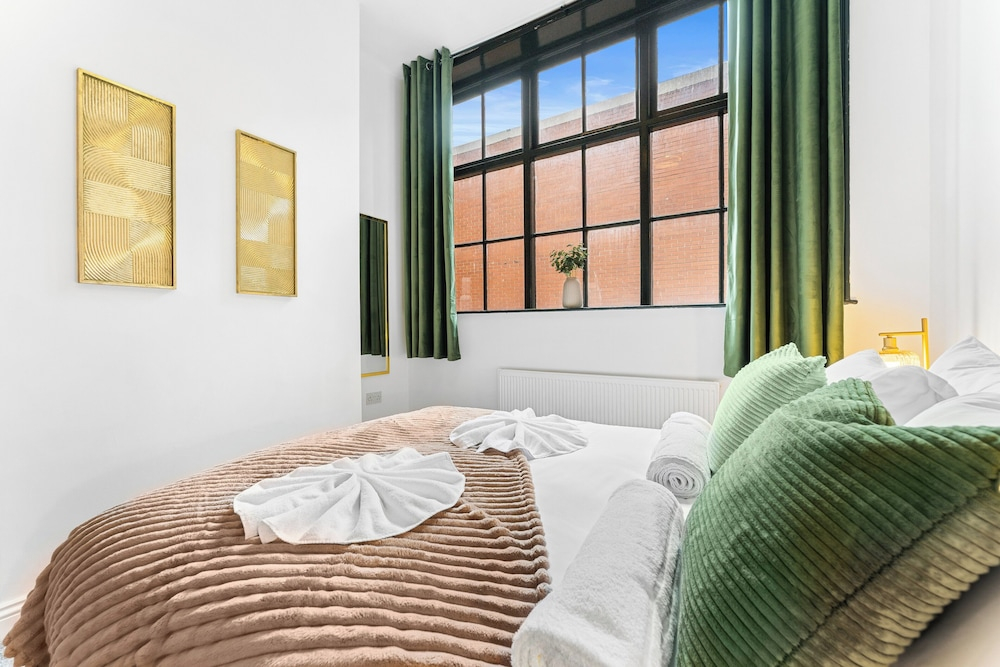 2 Double Beds - Sleeps 4 - Parking - Wifi