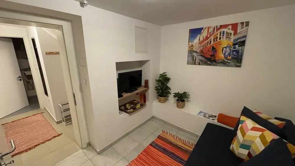 Cozy Furnished Basement Apartment