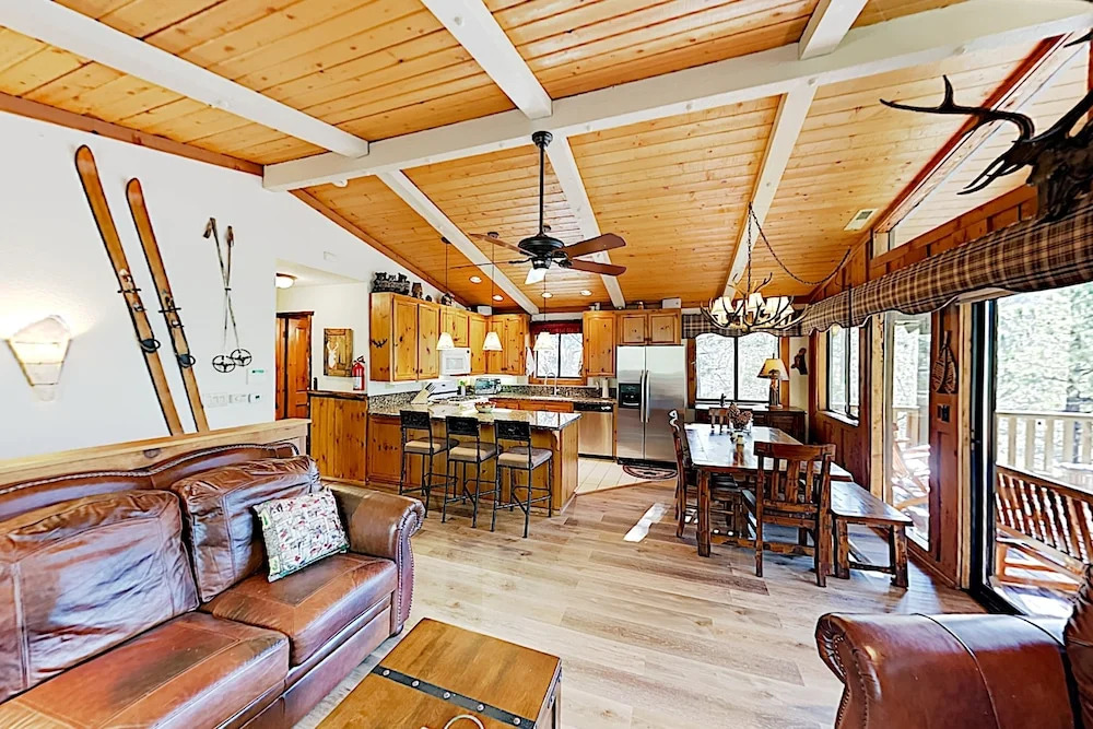New Listing! Amazing Moonridge Getaway W/ Decks 4 Bedroom Home