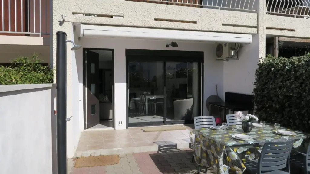 Appartement de standing avec belle terrasse 100m plages
