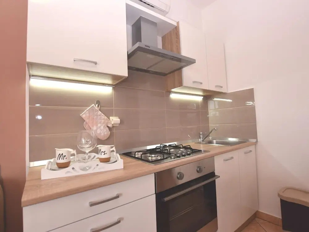 Apartment Only 100m From the Beach With a Barbecue Area and Fenced Garden, Wifi