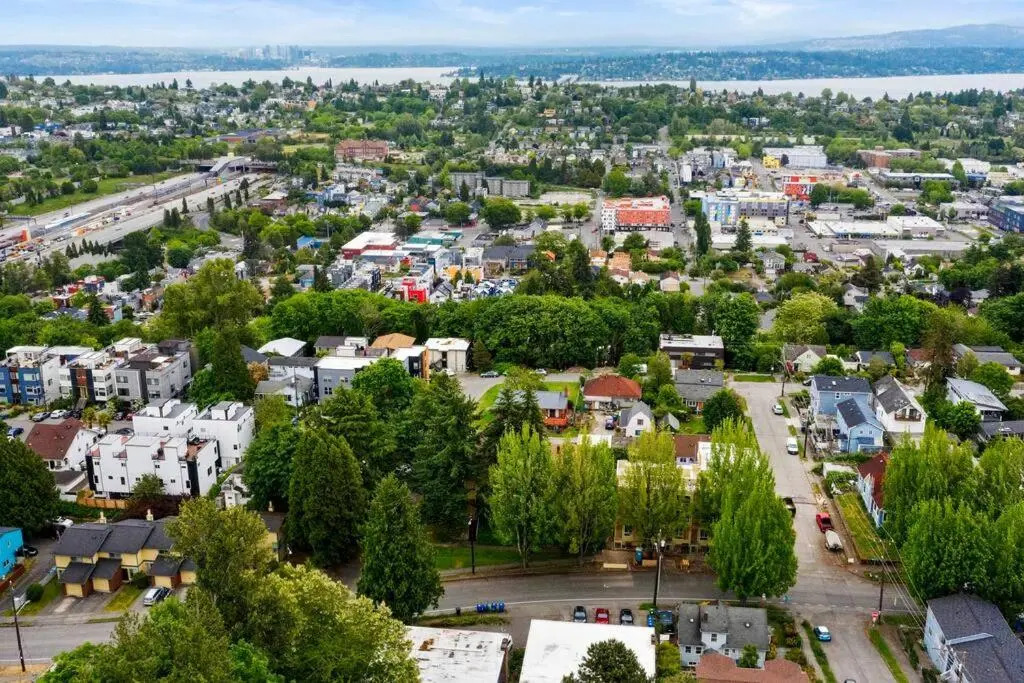 Hillside in Seattle - well appointed