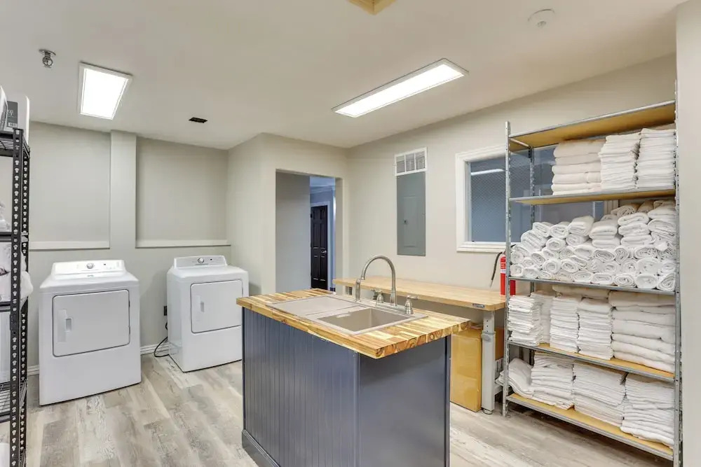 Quiet Oakland City Studio: Walk Downtown!