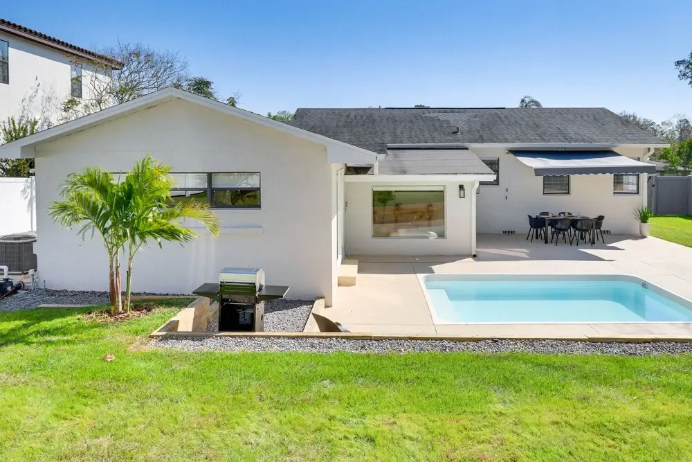 Lakeland Retreat: Private Heated Pool & Yard Games