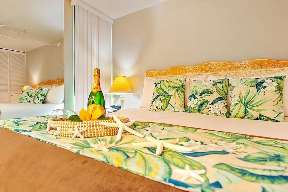 Kaleialoha 106 Ocean Front 1bd/1ba 1 Bedroom Condo by RedAwning