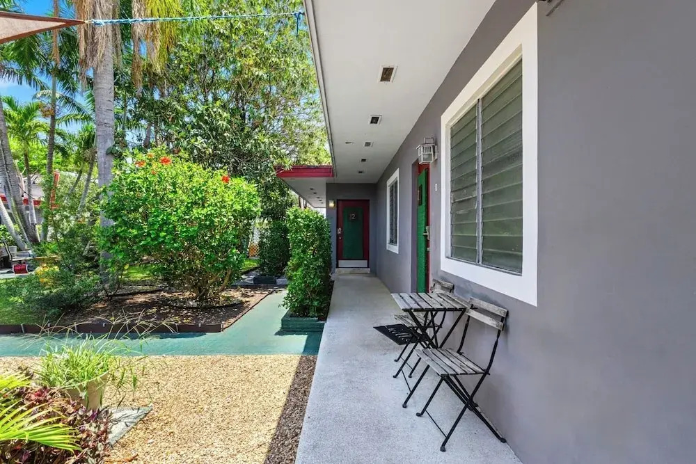 Pet Friendly Stylish Studio in Hollywood