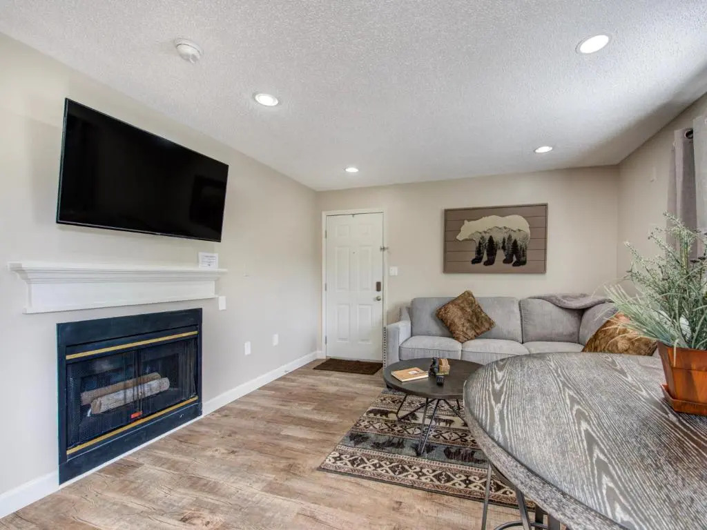 Our Mountain Home, 2 Bedrooms, Walk Downtown, Pool Access, WiFi, Sleeps 4
