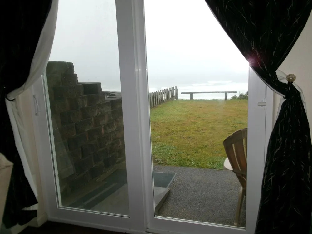 Seahorse Oceanfront Lodge