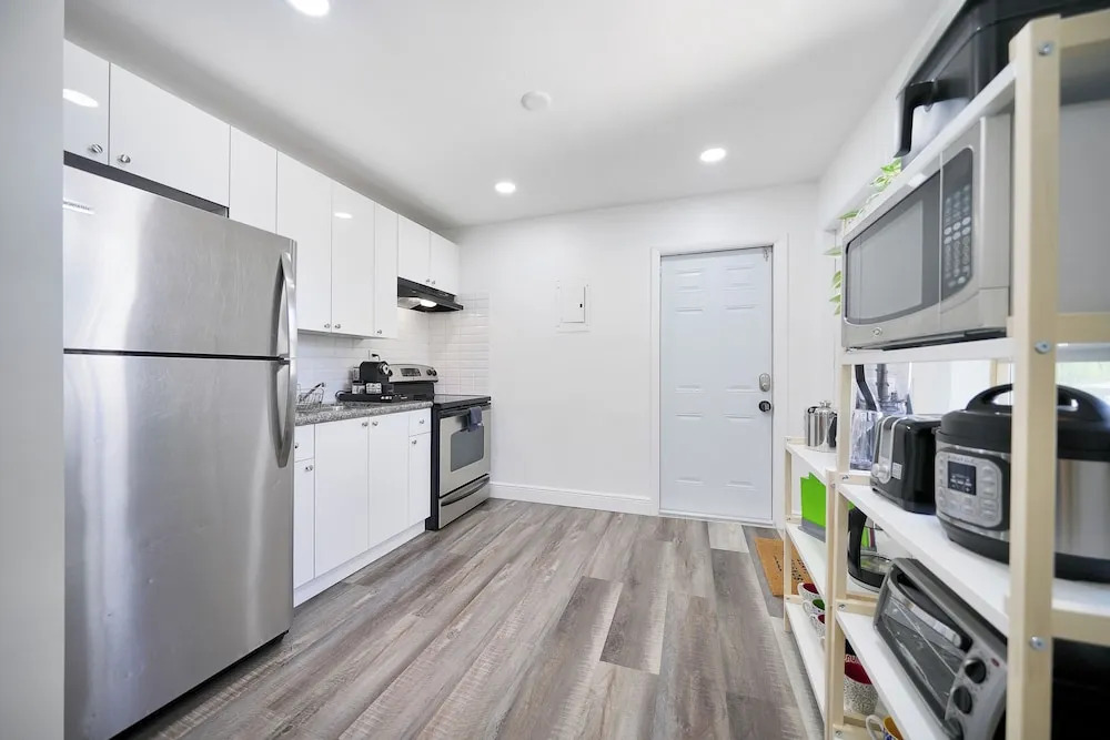 Jungle Getaway Wynwood Massage shower BBQ Patio
