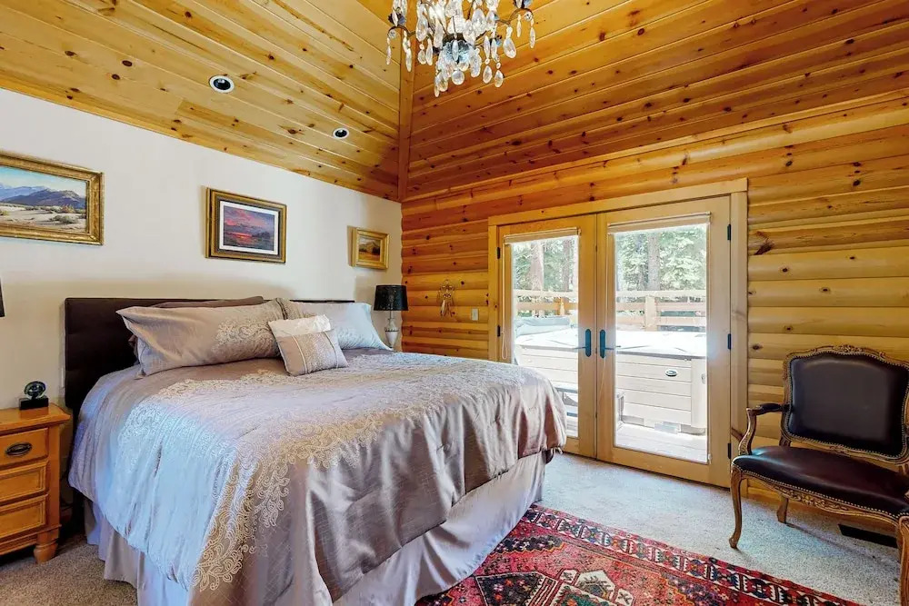 4BR House w/ Hot Tub & Expansive Deck