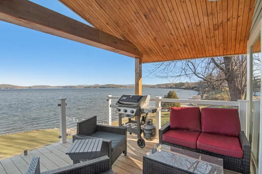 Cozy Lakeshore Cottage