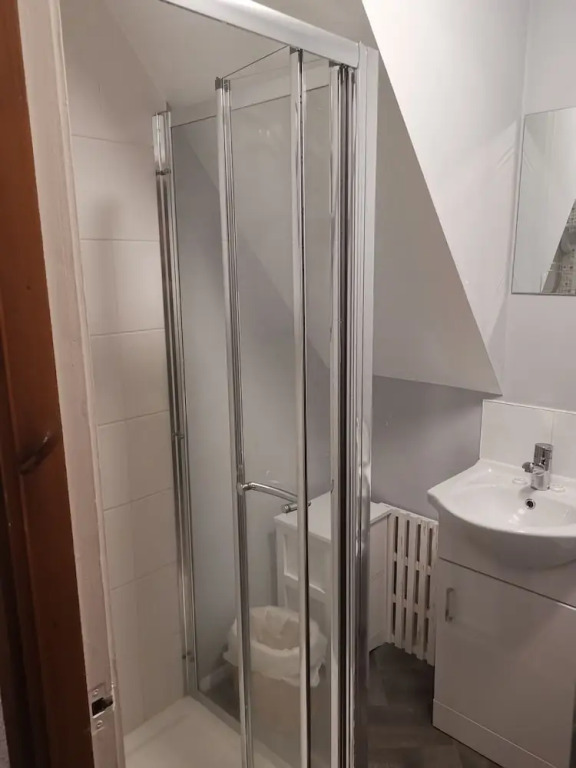 Chalet-sleeps6-parking-garden-pool