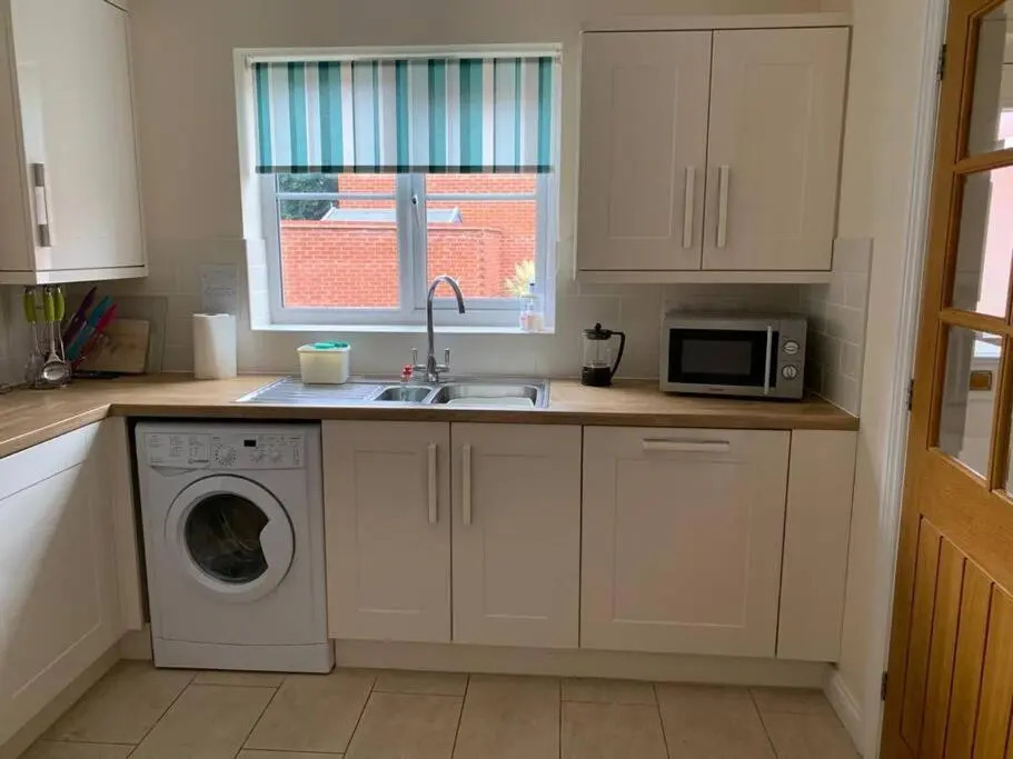 Cheerful 3 bedroom home close to beach and High St