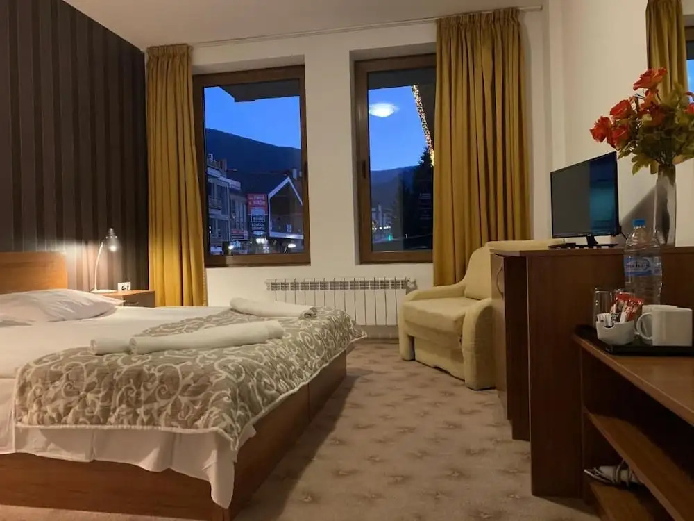 Room-granat Double Room 3- Next to Gondo