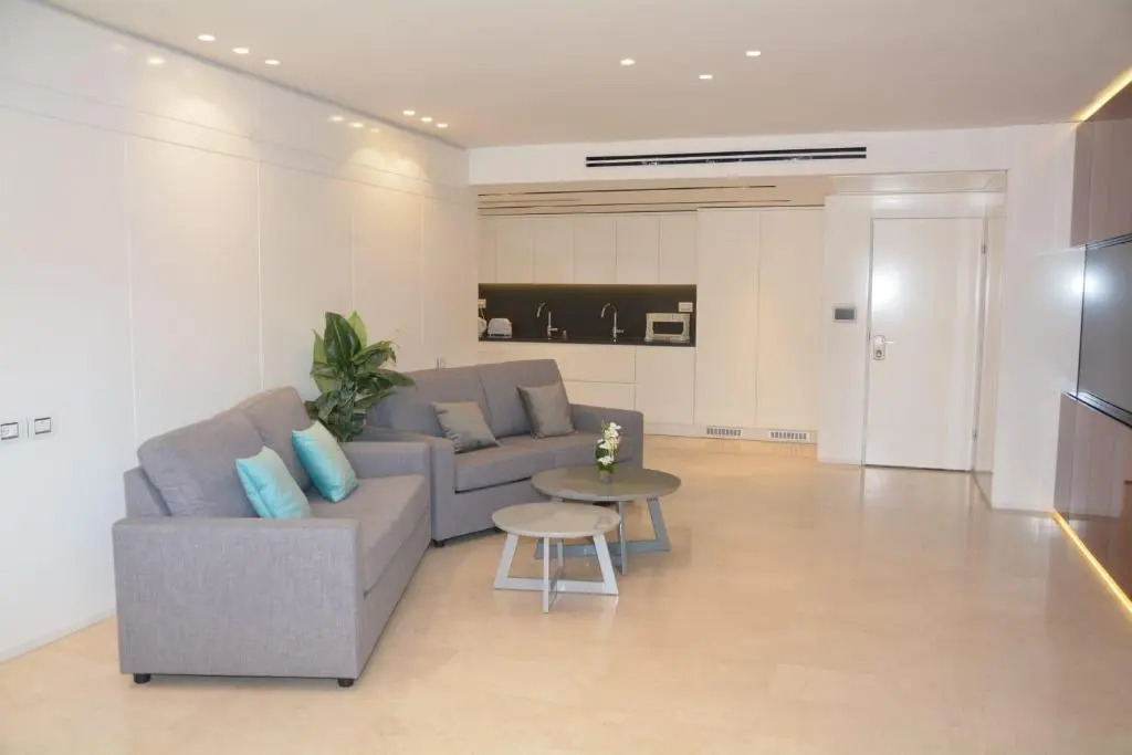 Renovated 3 Bedroom - Residence with Pool next the Beach