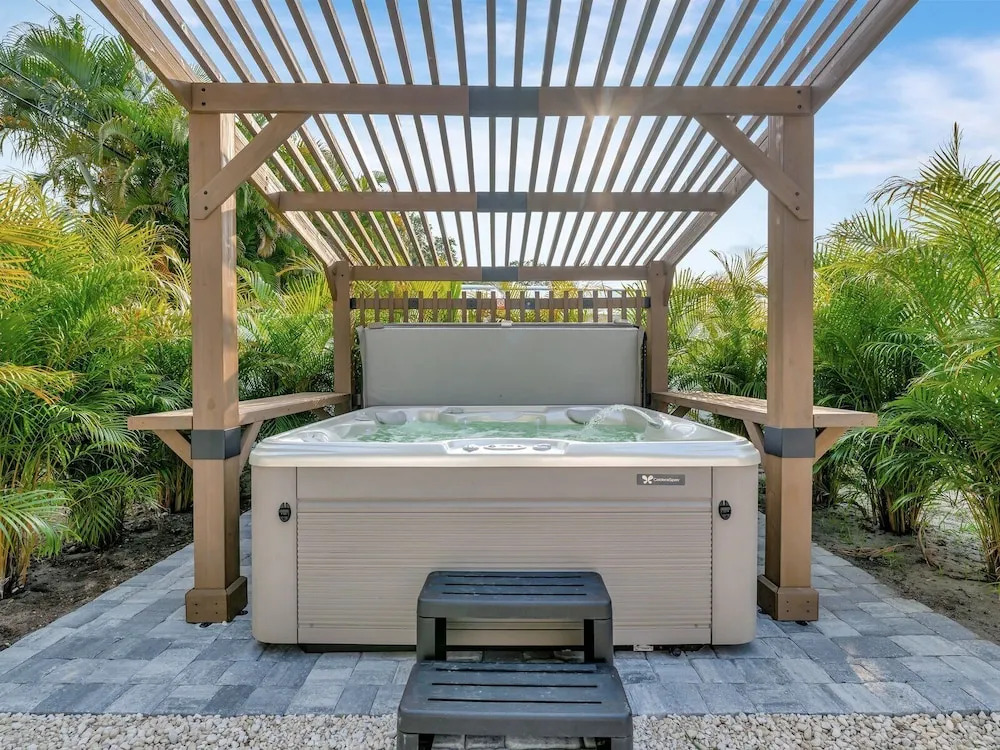 The Family Escape Hot Tub & BBQ near IRB
