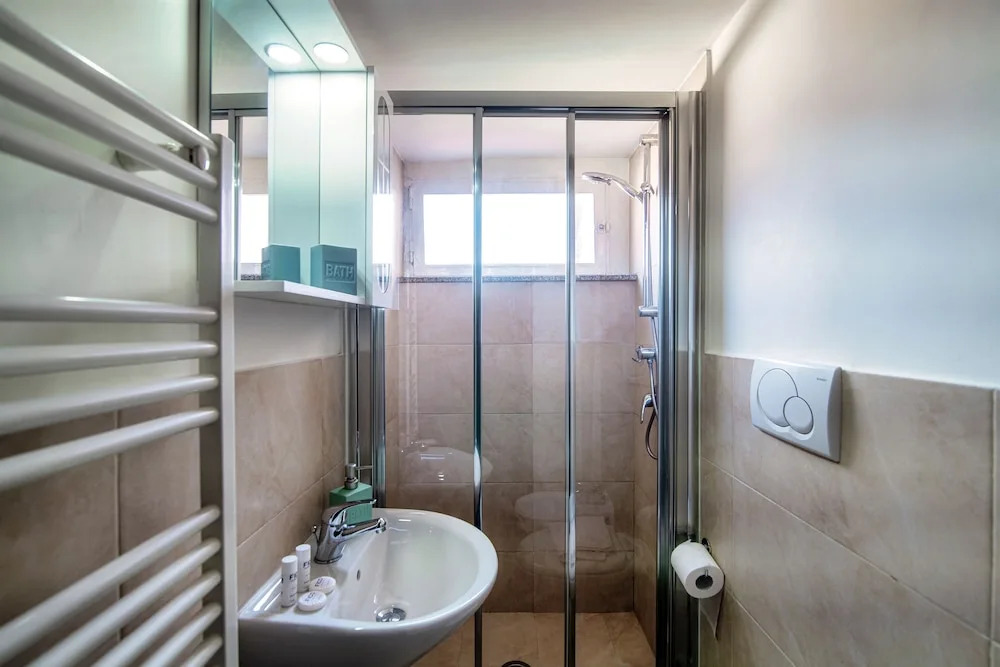 JOIVY Stylish Flat, 5-Minute Metro Trip To Centre