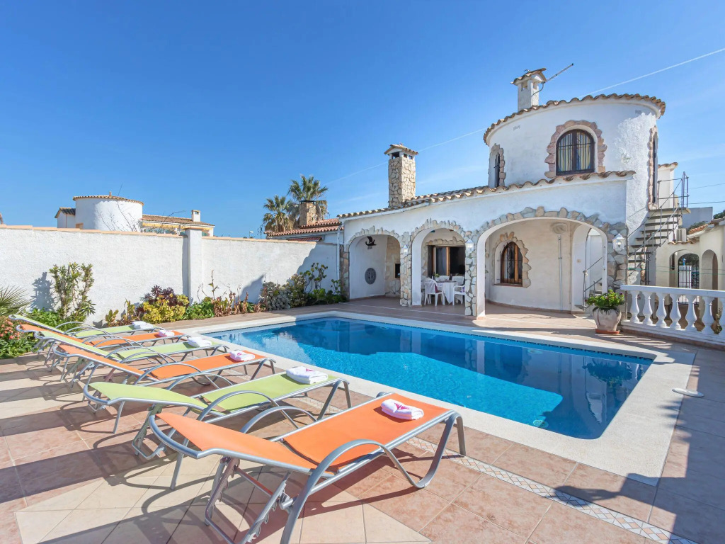 holiday house in Empuriabrava with private pool and mooring